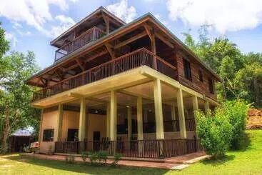 Hotel Martz Farm Treehouses & Cabanas