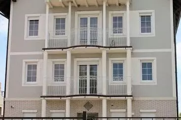 Hotel Amber Season