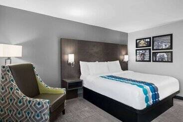 هتل La Quinta Inn By Wyndham Indianapolis Airport Executive Dr