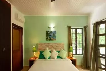 هتل La Digue Selfcatering Apartments