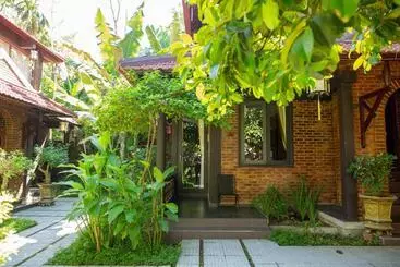 Bed and Breakfast Mandarin Homestay Hue