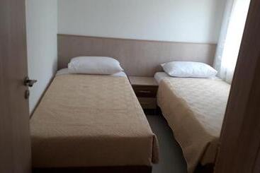 בית מלון כפרי Villa Melodia Xhek