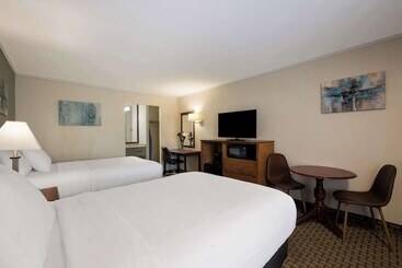 בית מלון כפרי SureStay Plus by Best Western Woodbury Inn