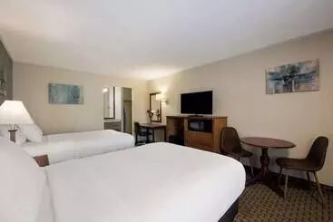 Otel SureStay Plus by Best Western Woodbury Inn