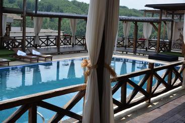 تختخواب و صبحانه Woodland Resort