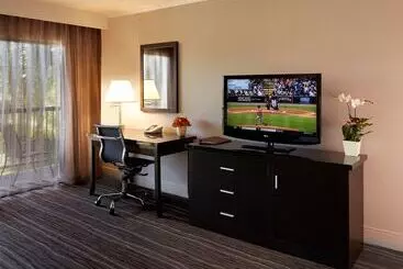 Отель Doubletree By Hilton Claremont