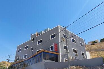 هتل آپارتمان Petra Guests