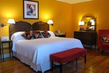 Colony Hotel & Cabaña Club