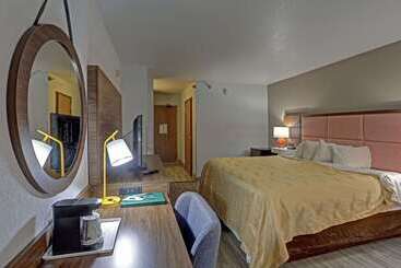 فندق Quality Inn Pierrefort Pierre