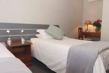 بنسيون The Village Guesthouse