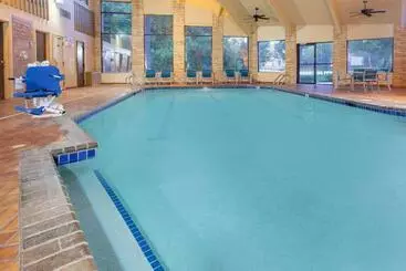 Отель Americinn And Suites By Wyndham Delafield Waukesha Milwaukee