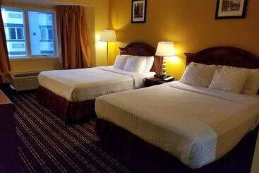 فندق Comstock Inn & Conference Center