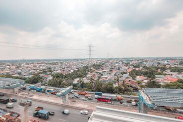 Отель Oyo Flagship 755 Appartel Grand Dhika City