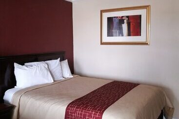 酒店 La Plaza Inn Los Banos