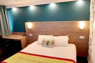 בית מלון כפרי Kyriad Cambrai