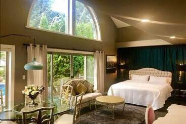 Cedar Manor Bed And Breakfast