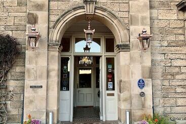 تختخواب و صبحانه The Pines Guesthouse