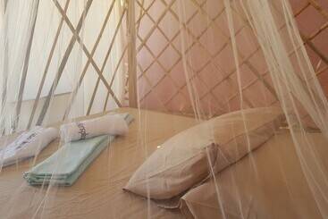 בית מלון כפרי Backpackers Island Beach Camp Adults Only