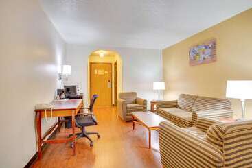 Отель Econo Lodge Inn & Suites Albuquerque East I 40 Eubank Exit