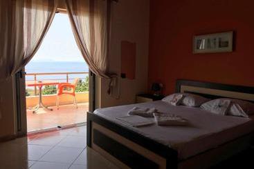 هتل Dhori House Dhermi