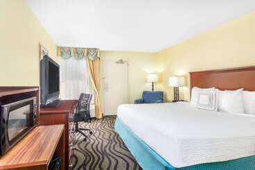 Отель Baymont By Wyndham Savannah Midtown