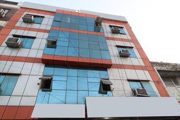 هتل Regal 2 By Oyo Rooms