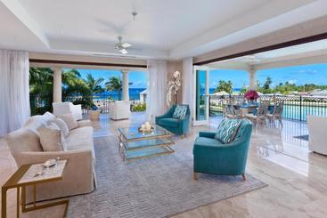 استراحتگاه Port Ferdinand Marina And Luxury Residences