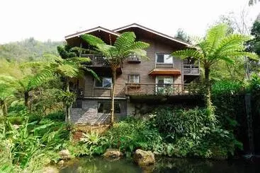 تختخواب و صبحانه Shinmingshan Holiday Inn