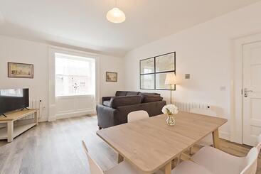 Апарт-отель Henrietta Suites City Centre