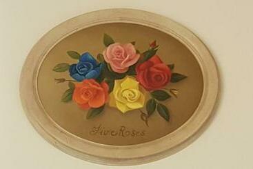 Maison
 Five Roses Bed & Breakfast