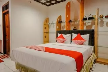 Hotel Oyo 2060 Adam S Apple Family Residence