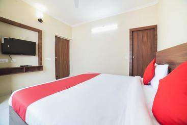 בית מלון כפרי Oyo 62368 Pearl Inn