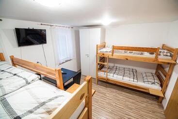 ユースホステル Rooms At Trimček