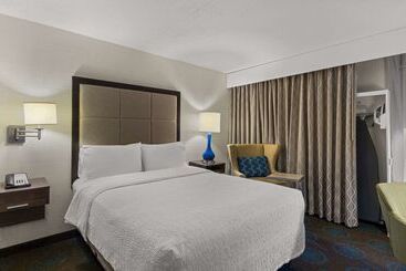 هتل Hampton Inn Bloomington