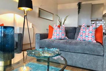 Turistlägenheter Heart Of Sheffield City With Balcony Views And Modern Decor