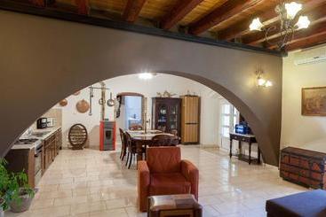 کلبه Marcoras Historical Estate