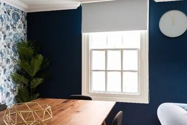 דירות לתיירים The Old Station House Stylish & Central 2bdr Apartment