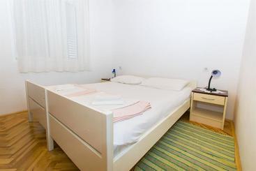 ツーリストアパートメント Apartment Tina