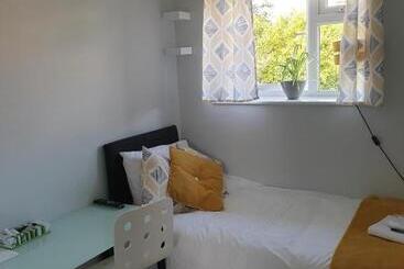 별장 Comfortable Rooms In The House