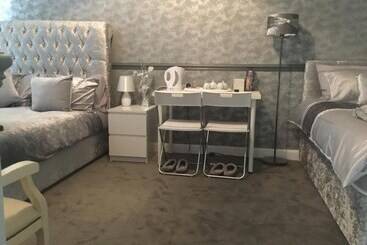 آپارتمان‌های توریست‌ها Cross Road Cosy Apartment