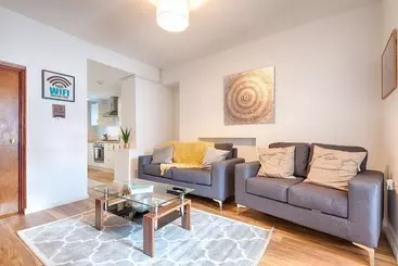 آپارتمانهای توریستها Generous House Near The Liberty Stadium