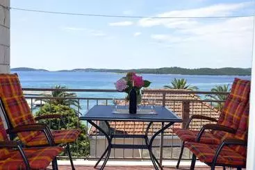 ツーリストアパートメント Apartments Zdravko   Comfortable & Close To The Sea