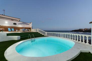 Apartamentos turísticos Villa Coki Deluxe   First Line Of The Beach