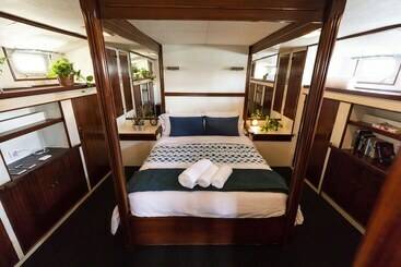 Отель Luxury Boat In Port Forum