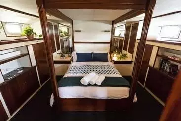 Hotelli Luxury Boat In Port Forum