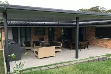ツーリストアパートメント Wirragulla, 10 Marty Avenue  Stylish Modern House With Ducted Air Con & Wifi