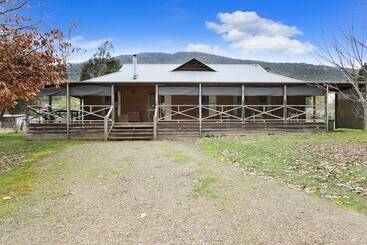 דירות לתיירים Stoney Creek   On Morses Creek Road