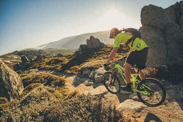 דירות לתיירים The Mountain House   Luxury 4br Home L Wifi L Netflix L Bbq L Nespresso Machine