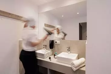 Local Hostel & Suites