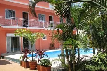 پانسیون Avamada Lodge